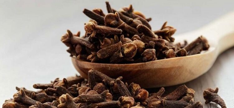 The clove essential oil helps get rid of worms