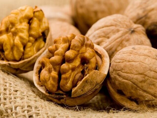 For the treatment of helminthiasis at home, a walnut is used. 